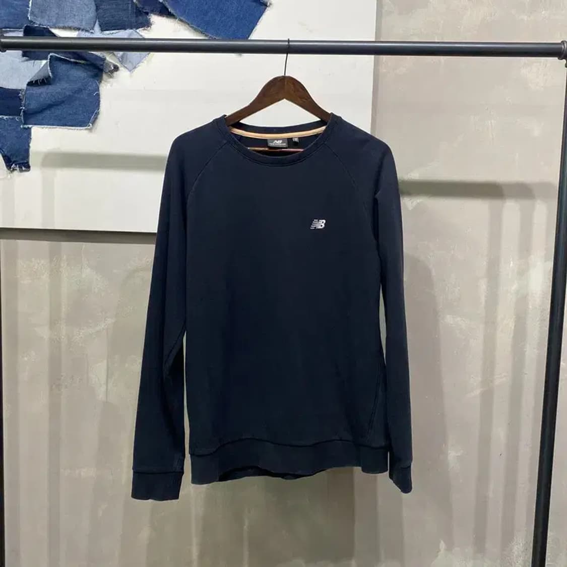 (105) 뉴발란스 캐주얼 스트릿 자수 블랙 맨투맨 긴팔 티 상품이미지1