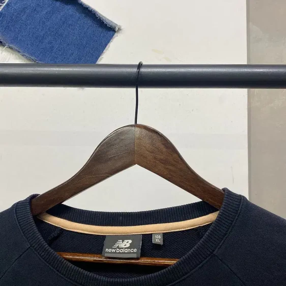 (105) 뉴발란스 캐주얼 스트릿 자수 블랙 맨투맨 긴팔 티 상품이미지2