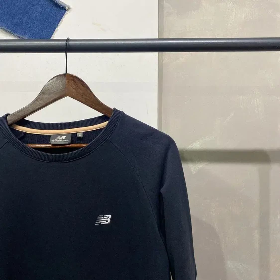 (105) 뉴발란스 캐주얼 스트릿 자수 블랙 맨투맨 긴팔 티 상품이미지3