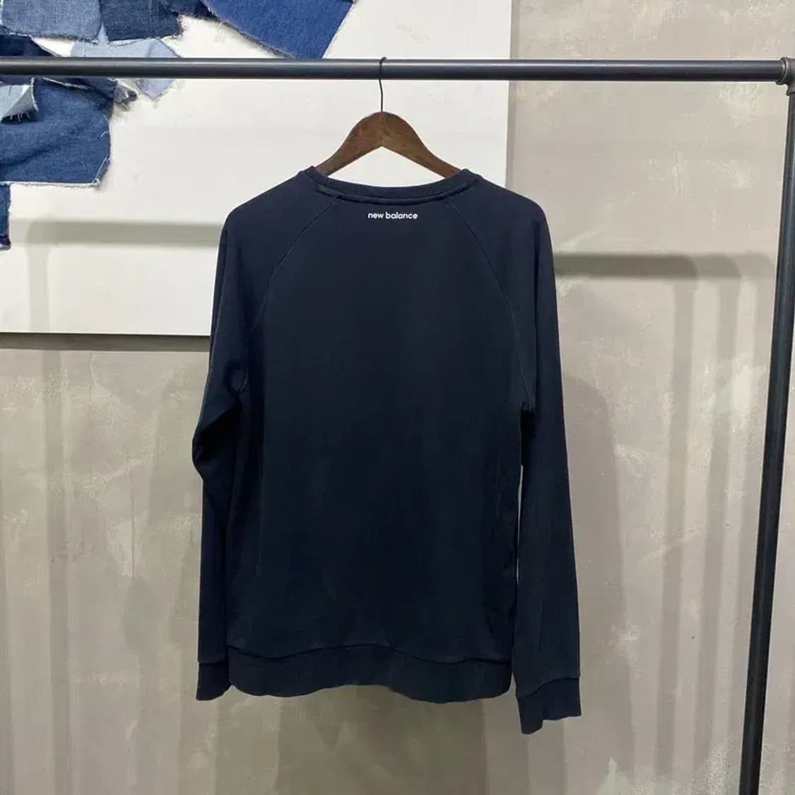 (105) 뉴발란스 캐주얼 스트릿 자수 블랙 맨투맨 긴팔 티 상품이미지4