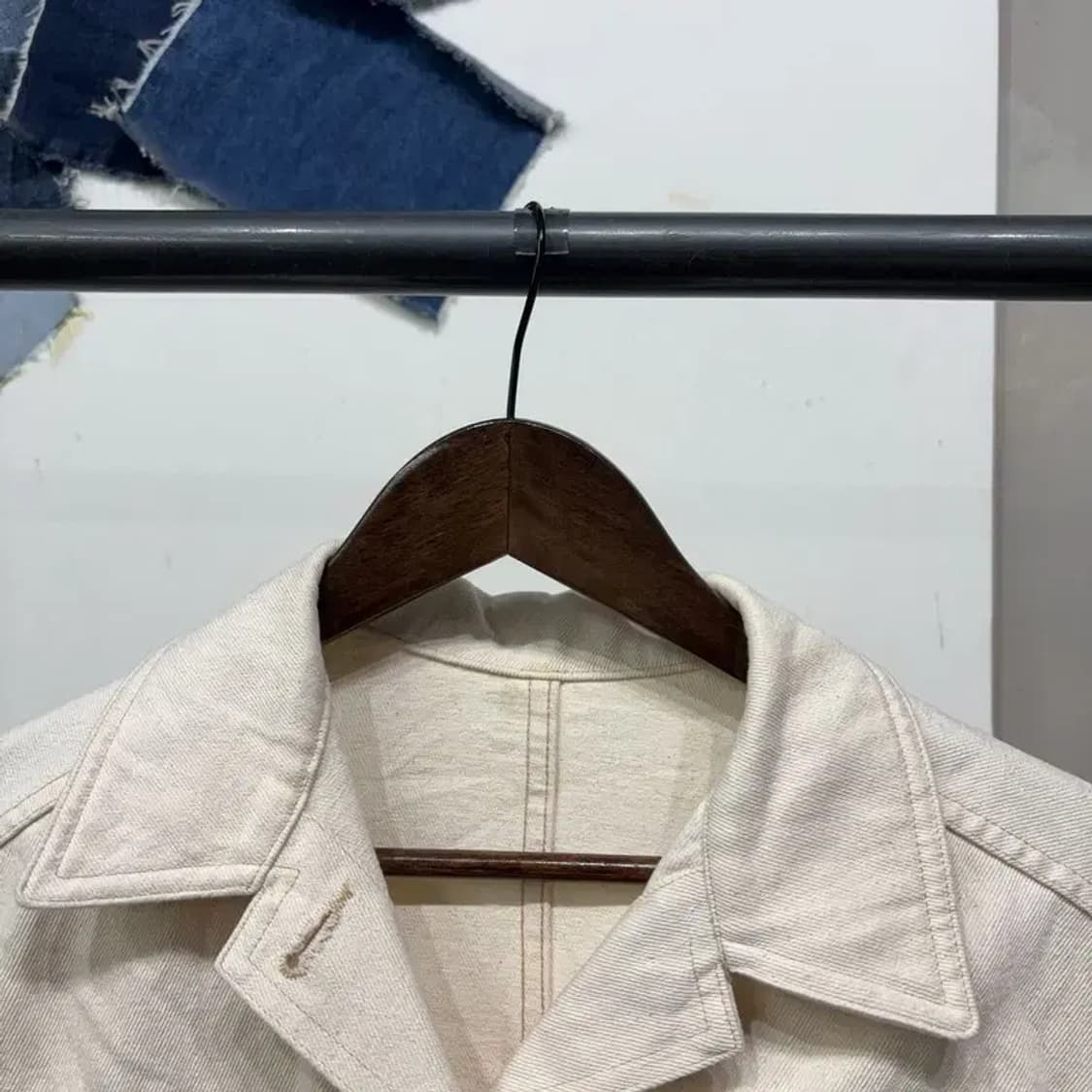 (95) 유메르 여성 캐주얼 투포켓 크림진 데님 트러커 자켓 상품이미지2