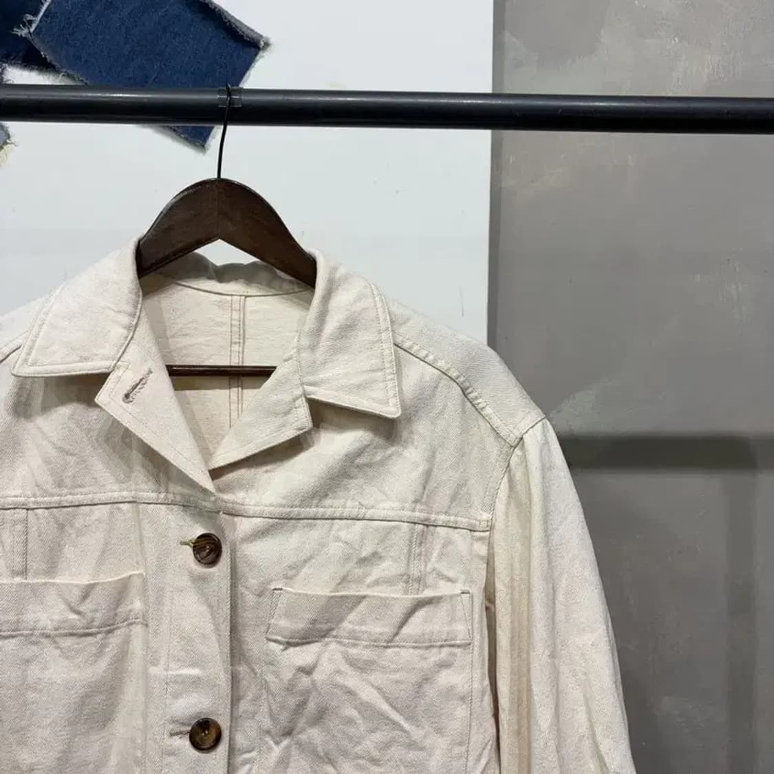 (95) 유메르 여성 캐주얼 투포켓 크림진 데님 트러커 자켓 상품이미지3