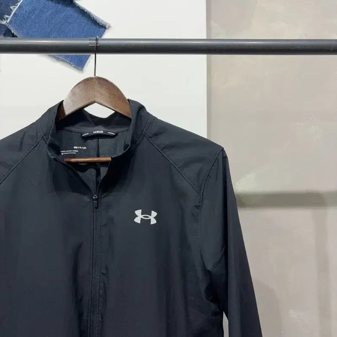 (90) 언더아머 여성 런닝 스포츠 바람막이 자켓 상품이미지3