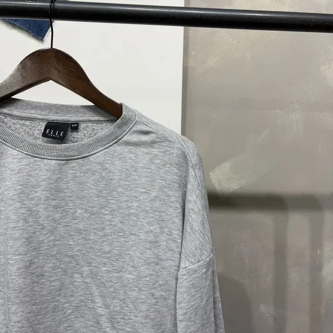 (90) 엘르 여성 캐주얼 무지 기모 맨투맨 긴팔 티 상품이미지3