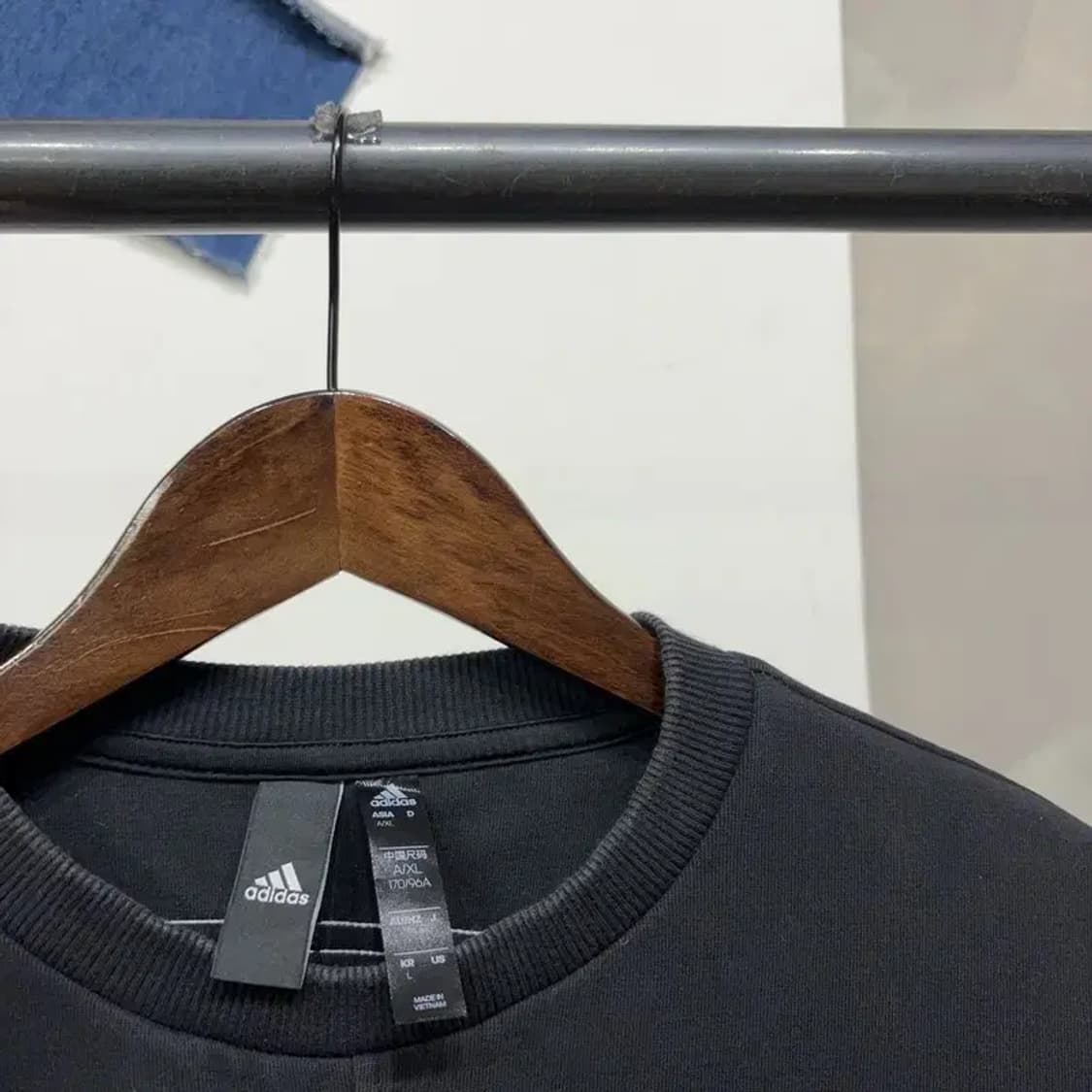 (95) 아디다스 여성 스트릿 삼선 크롭 맨투맨 긴팔 티 상품이미지2