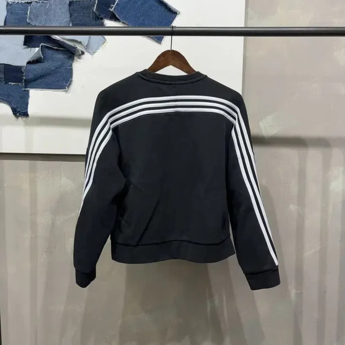 (95) 아디다스 여성 스트릿 삼선 크롭 맨투맨 긴팔 티 상품이미지4