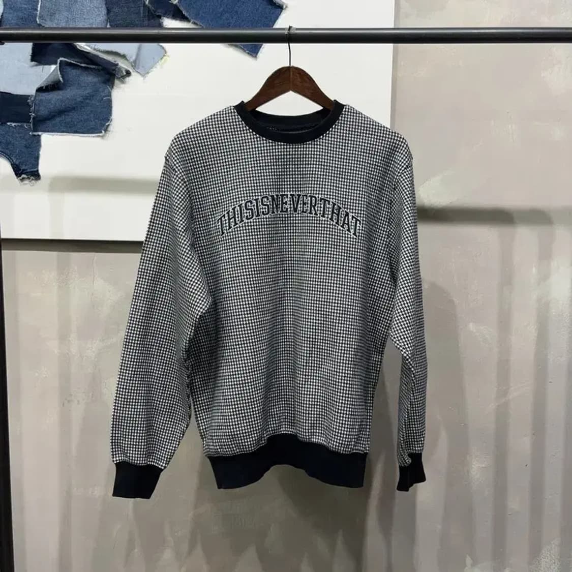 (100) 디스이즈네버댓 스트릿 체크 자수 맨투맨 긴팔 티 상품이미지1