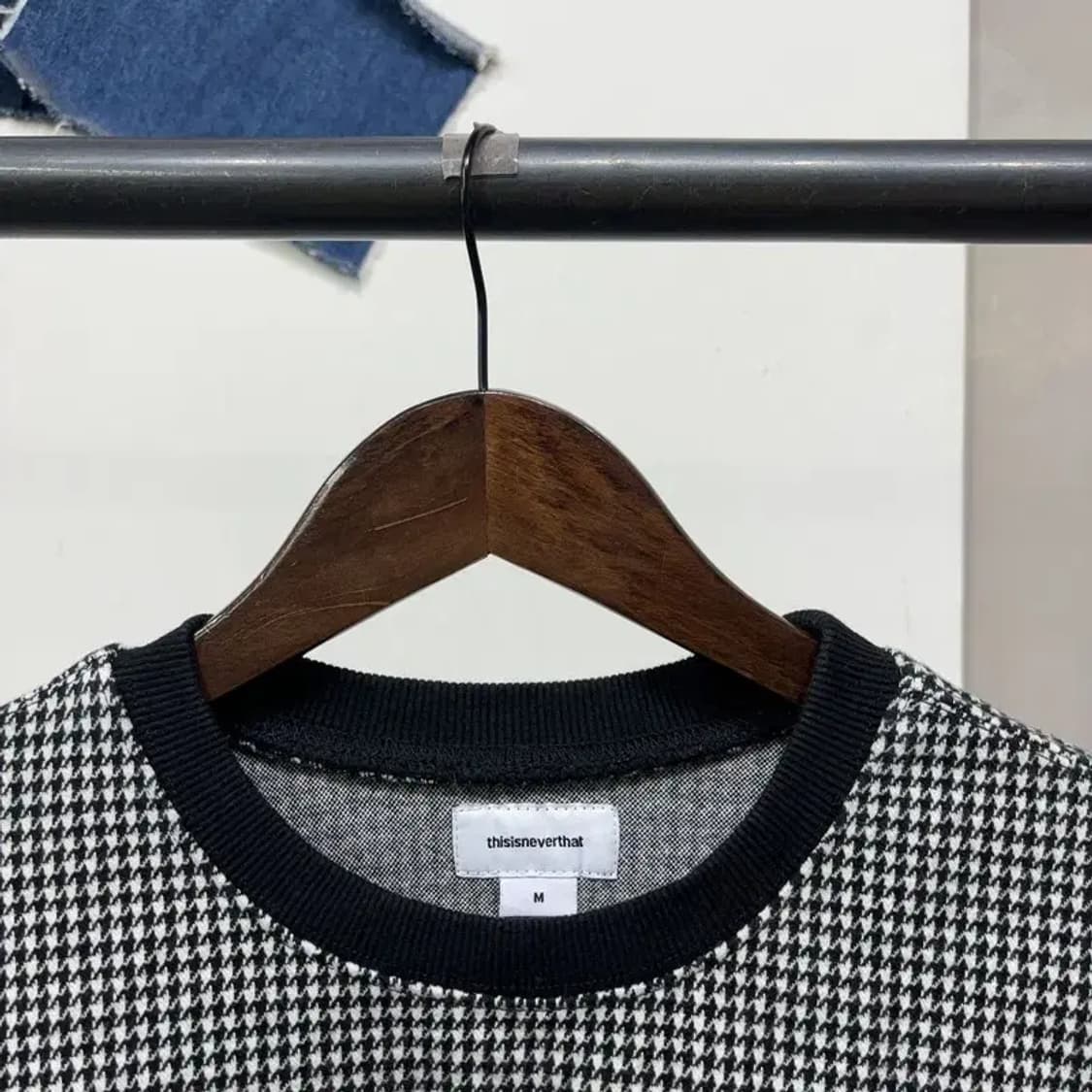 (100) 디스이즈네버댓 스트릿 체크 자수 맨투맨 긴팔 티 상품이미지2