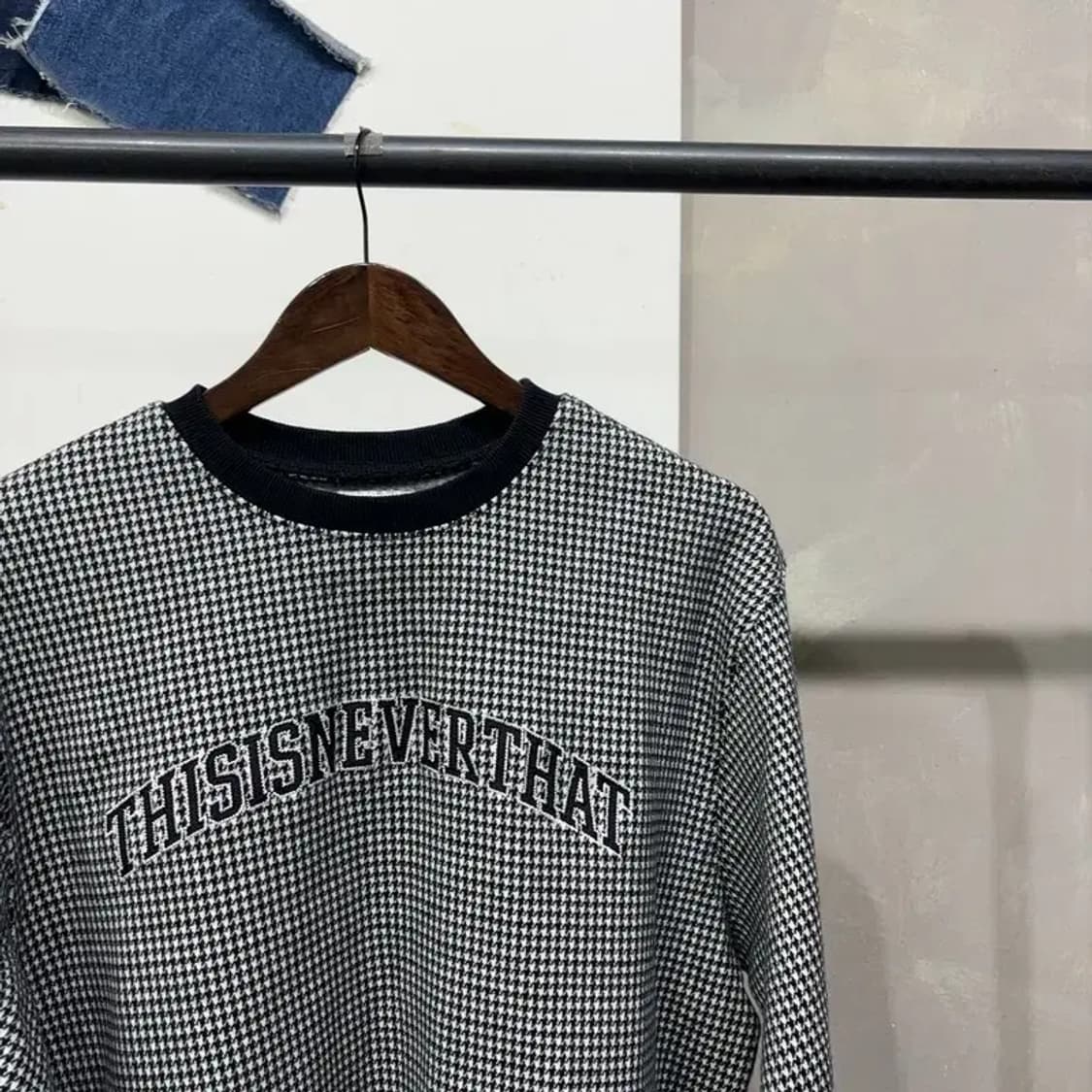 (100) 디스이즈네버댓 스트릿 체크 자수 맨투맨 긴팔 티 상품이미지3