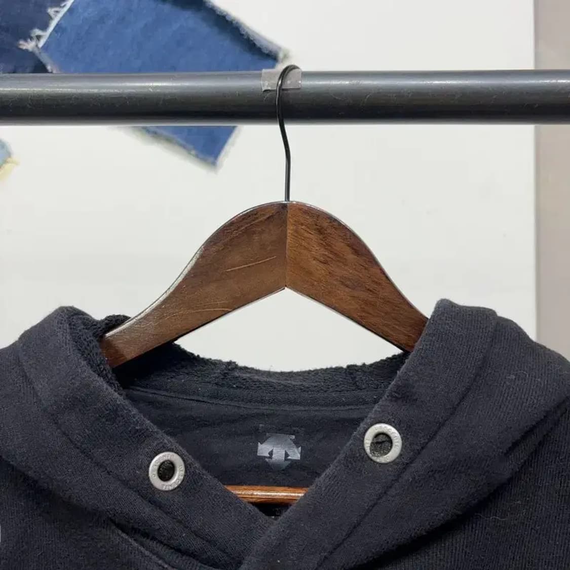 (95) 데상트 캐주얼 프린팅 블랙 후드티 상품이미지2