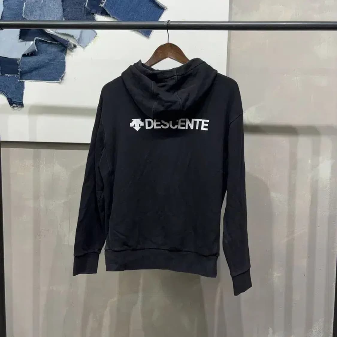 (95) 데상트 캐주얼 프린팅 블랙 후드티 상품이미지4