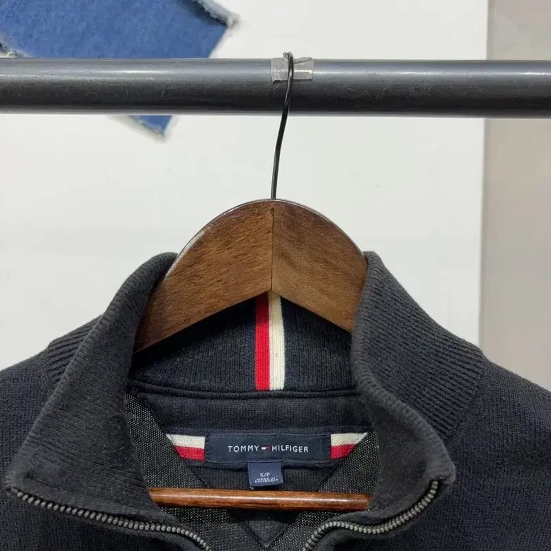 (95) 타미힐피거 캐주얼 자수 반집업 니트 상품이미지2