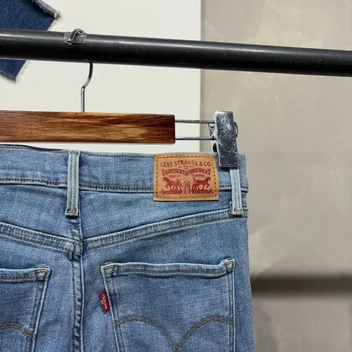 (25인치) 리바이스 여성 샤핑 부츠컷 스판 청바지 데님팬츠 상품이미지5