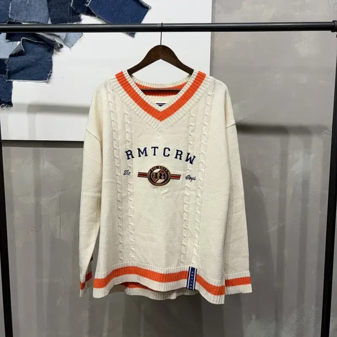 (빅사이즈) 로맨틱크라운 스트릿 빅사이즈 브이넥 니트 상품이미지1