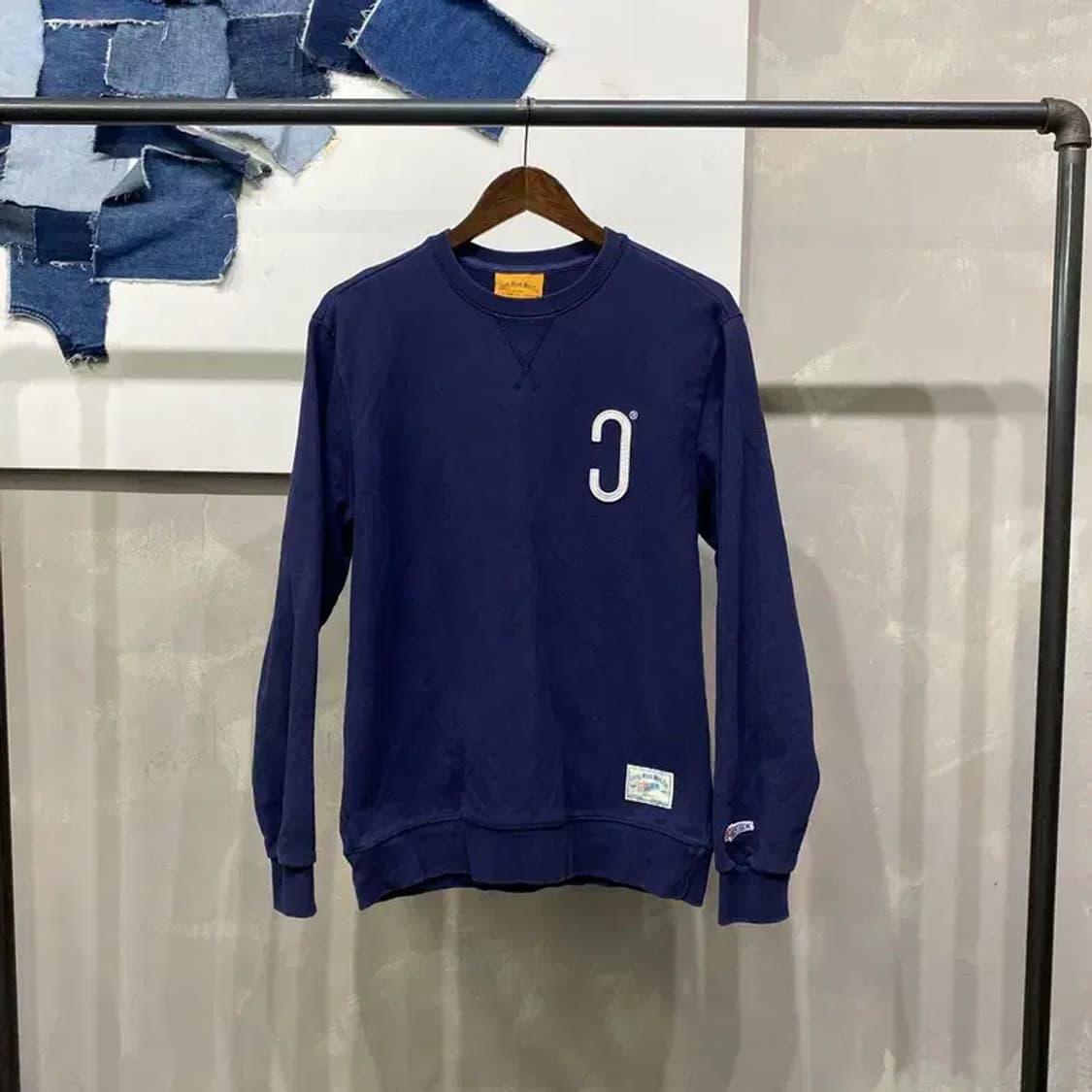 (100) 크리틱 스트릿 네이비 맨투맨 긴팔 티 상품이미지1