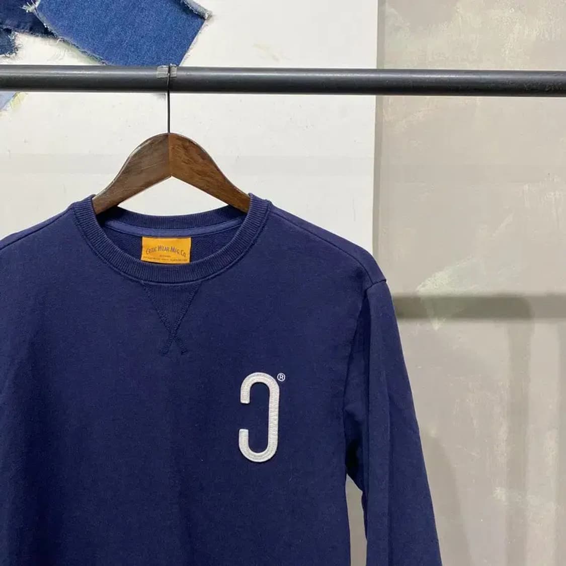 (100) 크리틱 스트릿 네이비 맨투맨 긴팔 티 상품이미지3