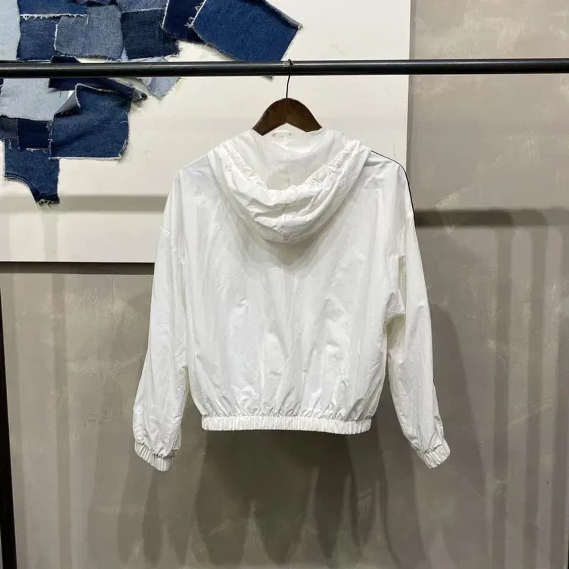 (95) 아디다스 여성 화이트 크롭 바람막이 자켓 상품이미지4