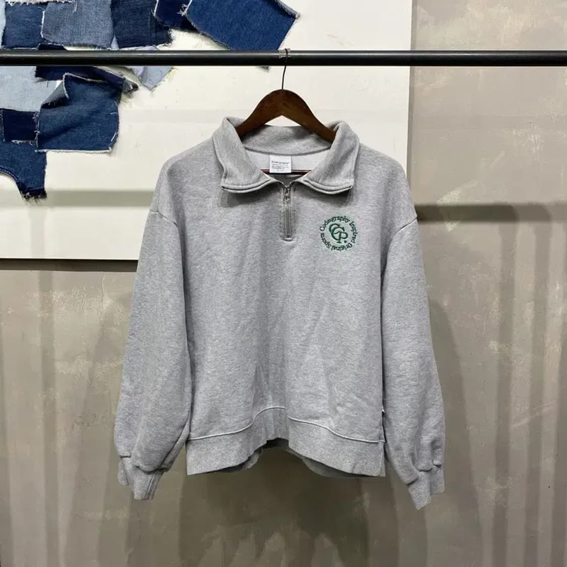 (95) 코드그라피 여성 캐주얼 자수 크롭 반집업 맨투맨 긴팔 티 상품이미지1