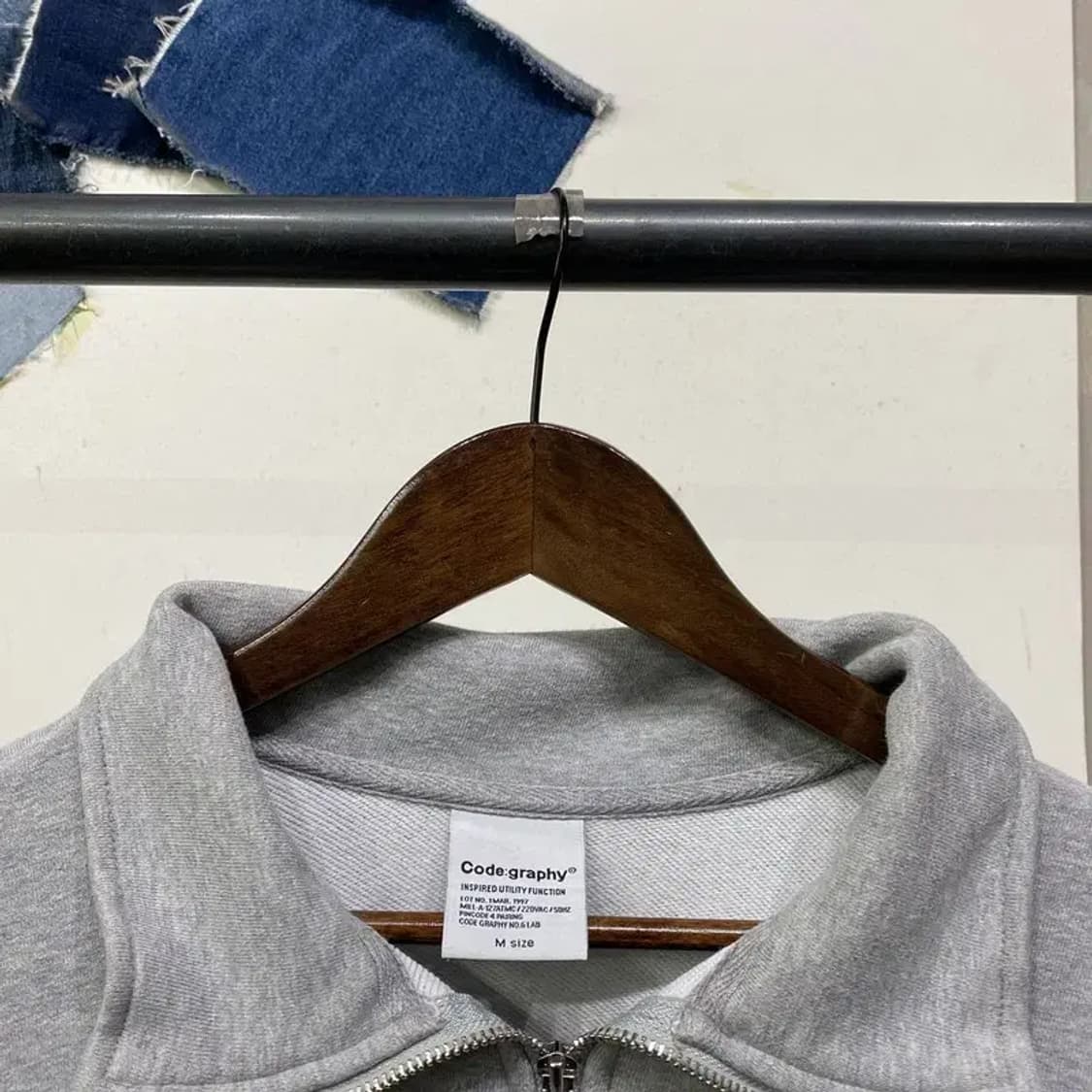 (95) 코드그라피 여성 캐주얼 자수 크롭 반집업 맨투맨 긴팔 티 상품이미지2