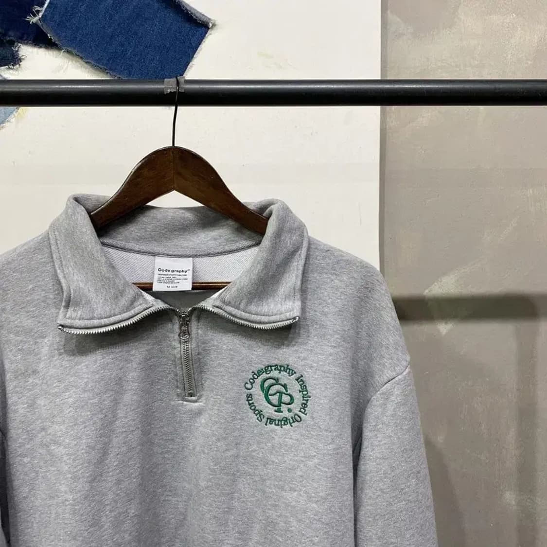 (95) 코드그라피 여성 캐주얼 자수 크롭 반집업 맨투맨 긴팔 티 상품이미지3