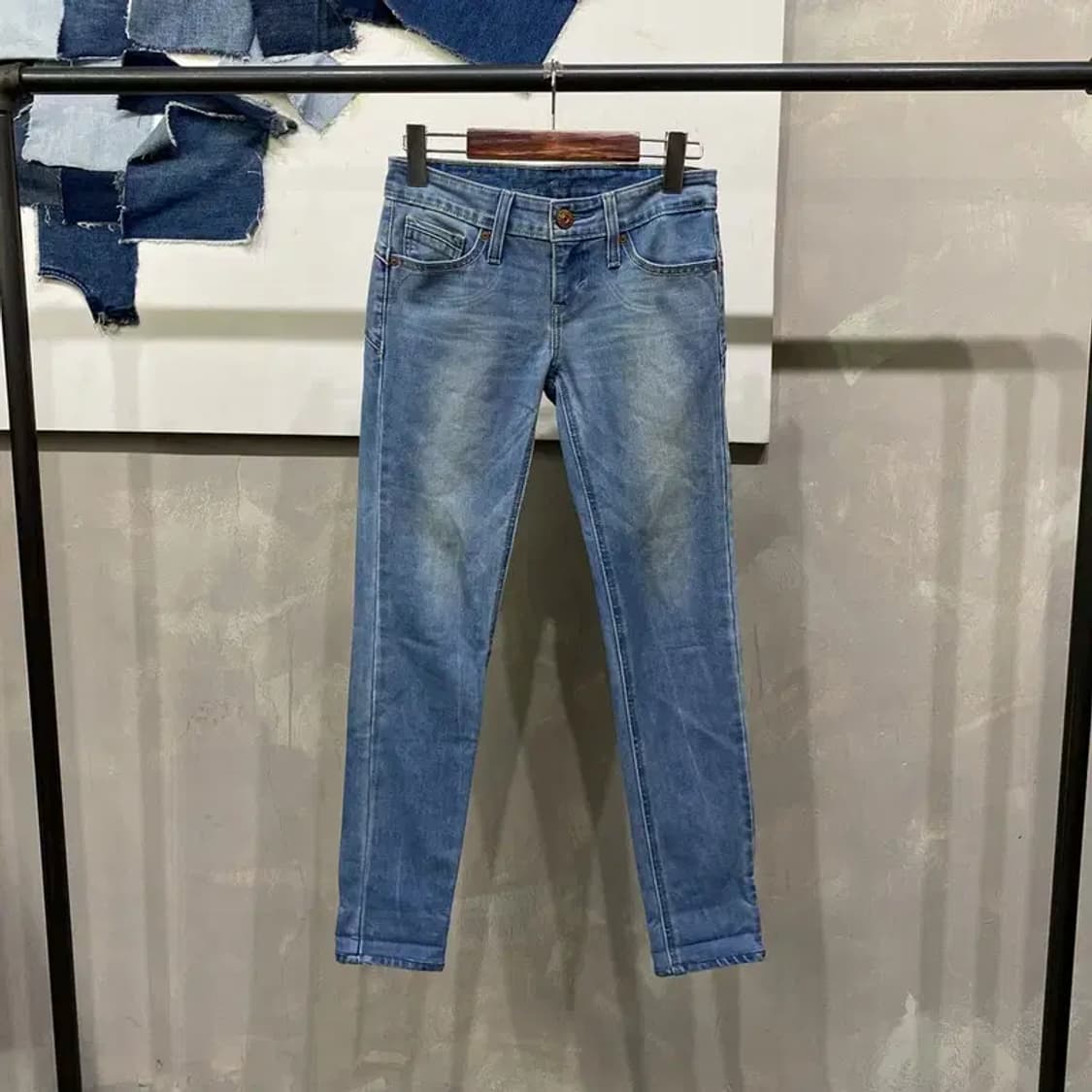 (25인치) 리바이스 여성 스판 데미 커브 로우라이즈 스키니진 청바지 상품이미지1