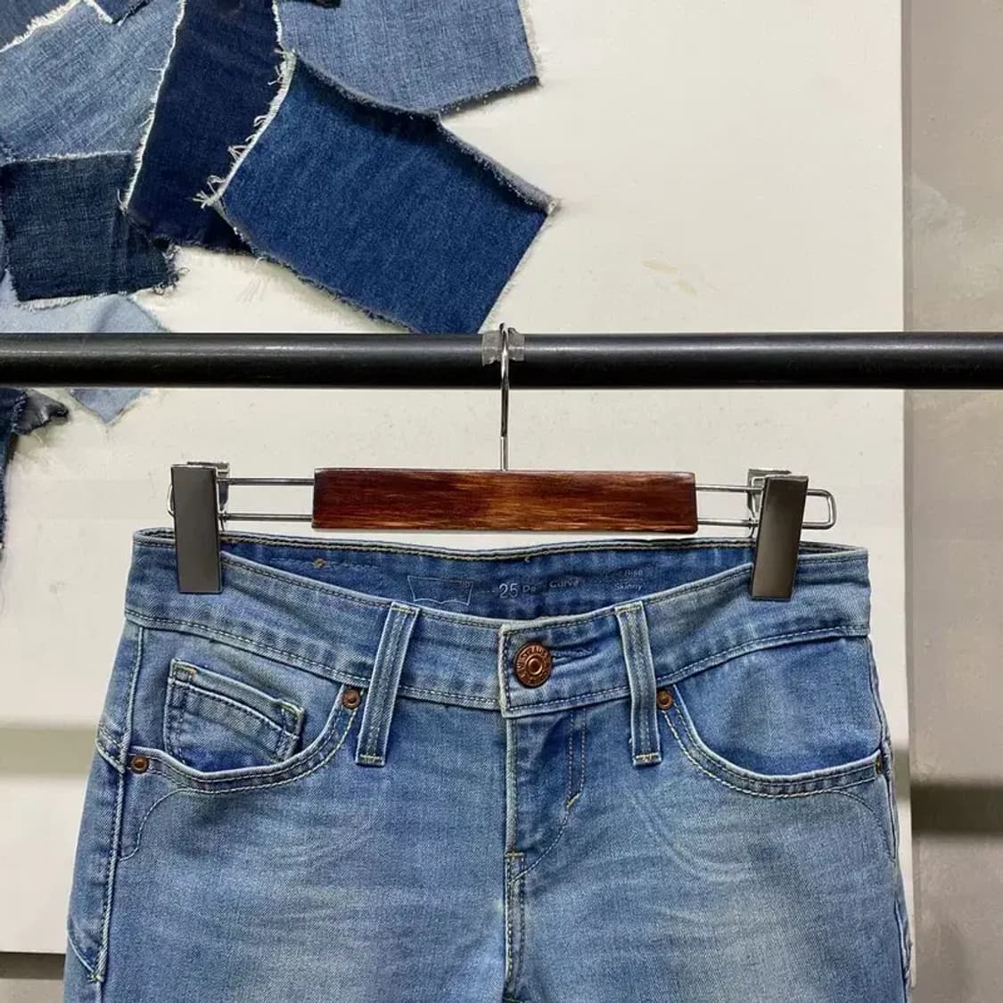 (25인치) 리바이스 여성 스판 데미 커브 로우라이즈 스키니진 청바지 상품이미지2