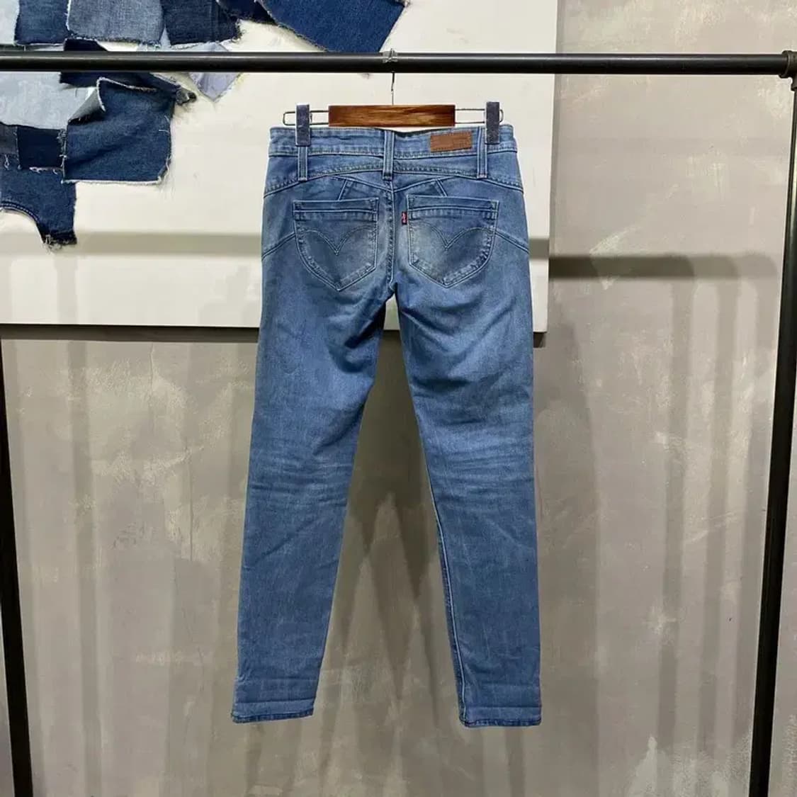 (25인치) 리바이스 여성 스판 데미 커브 로우라이즈 스키니진 청바지 상품이미지3