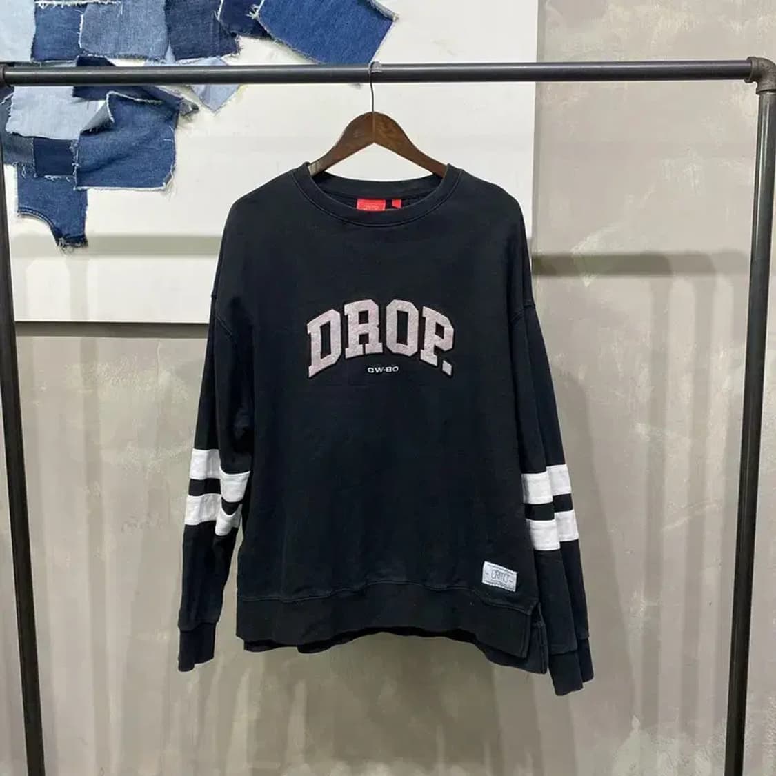 (105) 크리틱 스트릿 자수 맨투맨 긴팔 티 상품이미지1