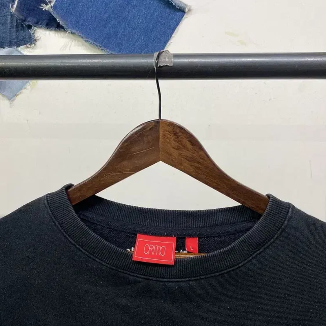 (105) 크리틱 스트릿 자수 맨투맨 긴팔 티 상품이미지2