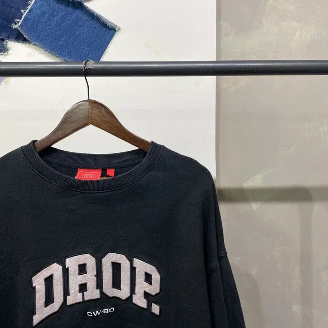 (105) 크리틱 스트릿 자수 맨투맨 긴팔 티 상품이미지3