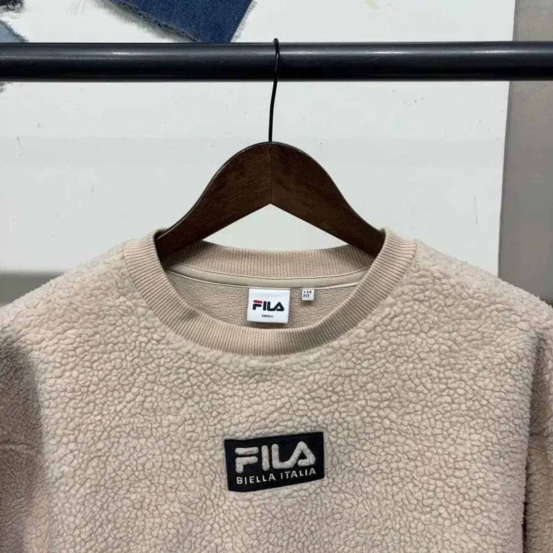 (90) 필라 캐주얼 양털 뽀글이 후리스 맨투맨 긴팔 티 상품이미지2