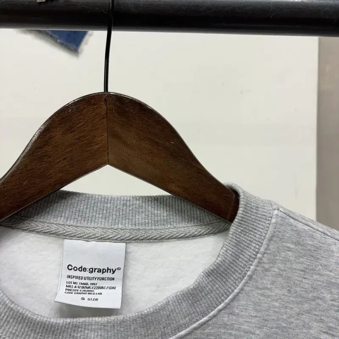 (95) 코드그라피 캐주얼 기모 빅로고 자수 맨투맨 긴팔 티 상품이미지2