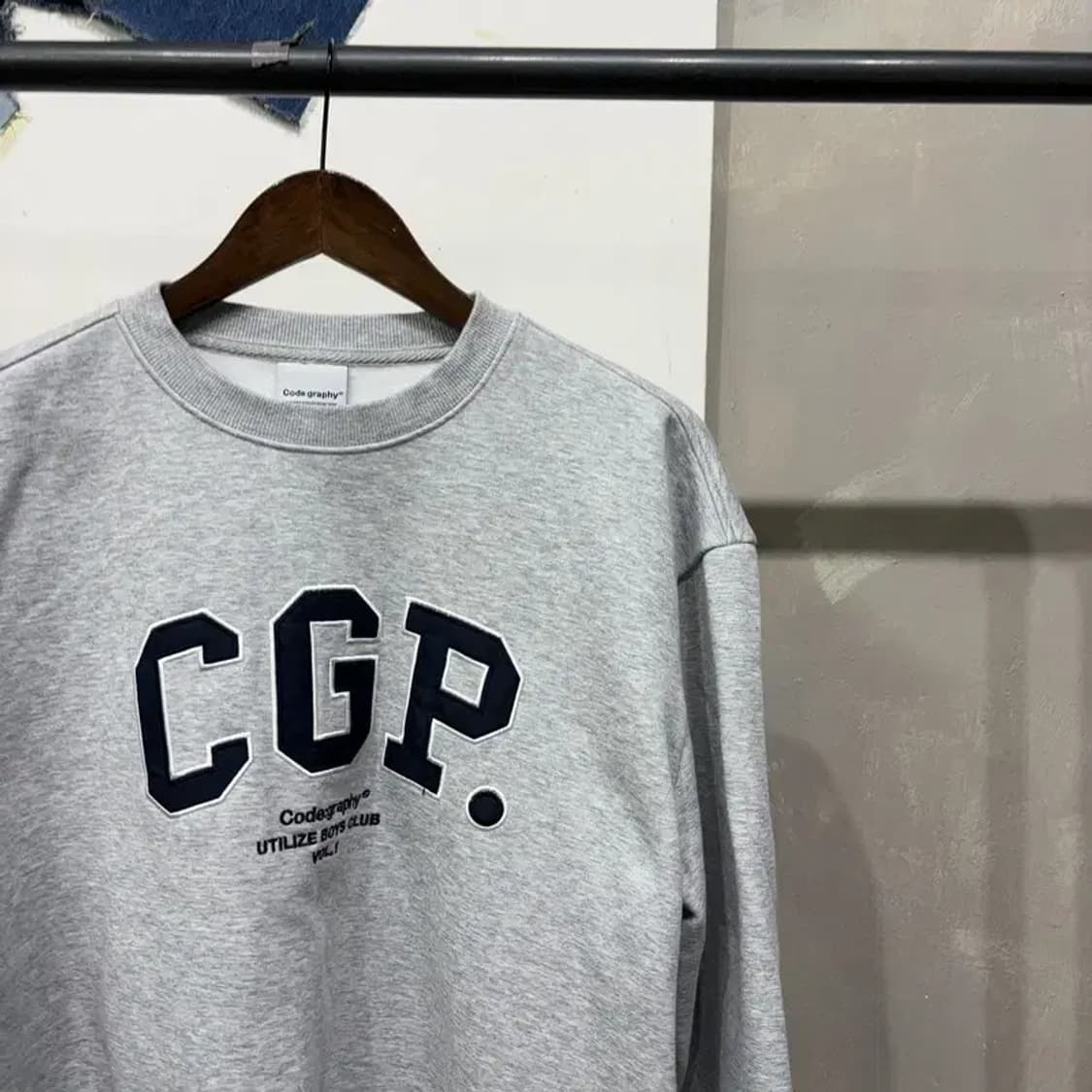(95) 코드그라피 캐주얼 기모 빅로고 자수 맨투맨 긴팔 티 상품이미지3
