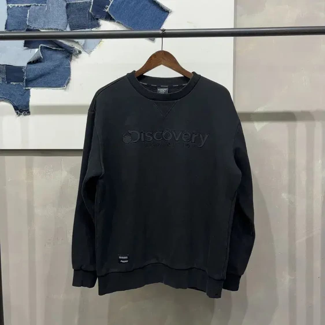(105) 디스커버리 캐주얼 자수 기모 맨투맨 긴팔 티 상품이미지1