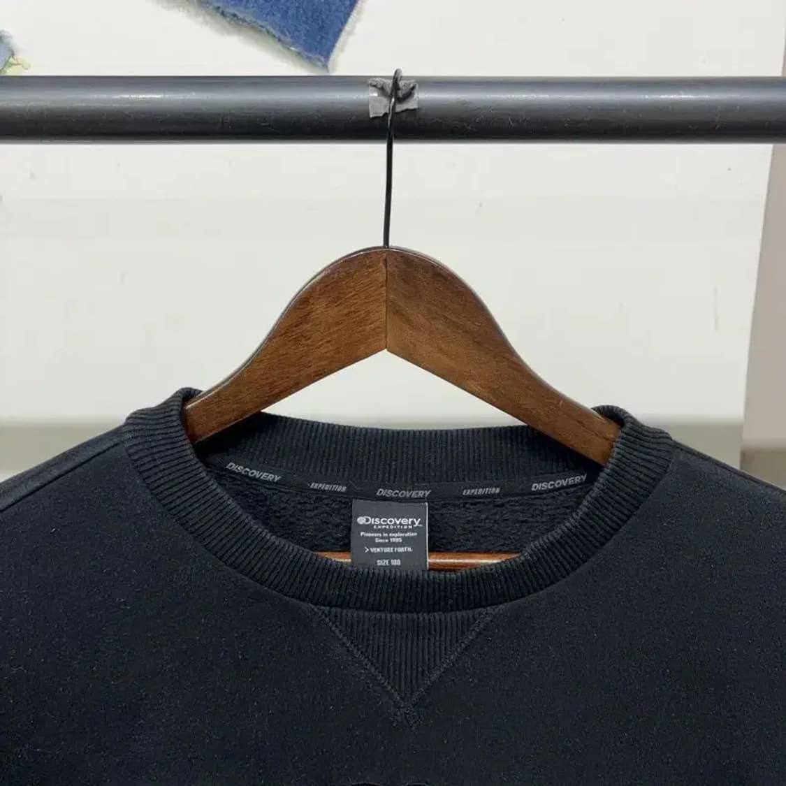 (105) 디스커버리 캐주얼 자수 기모 맨투맨 긴팔 티 상품이미지2