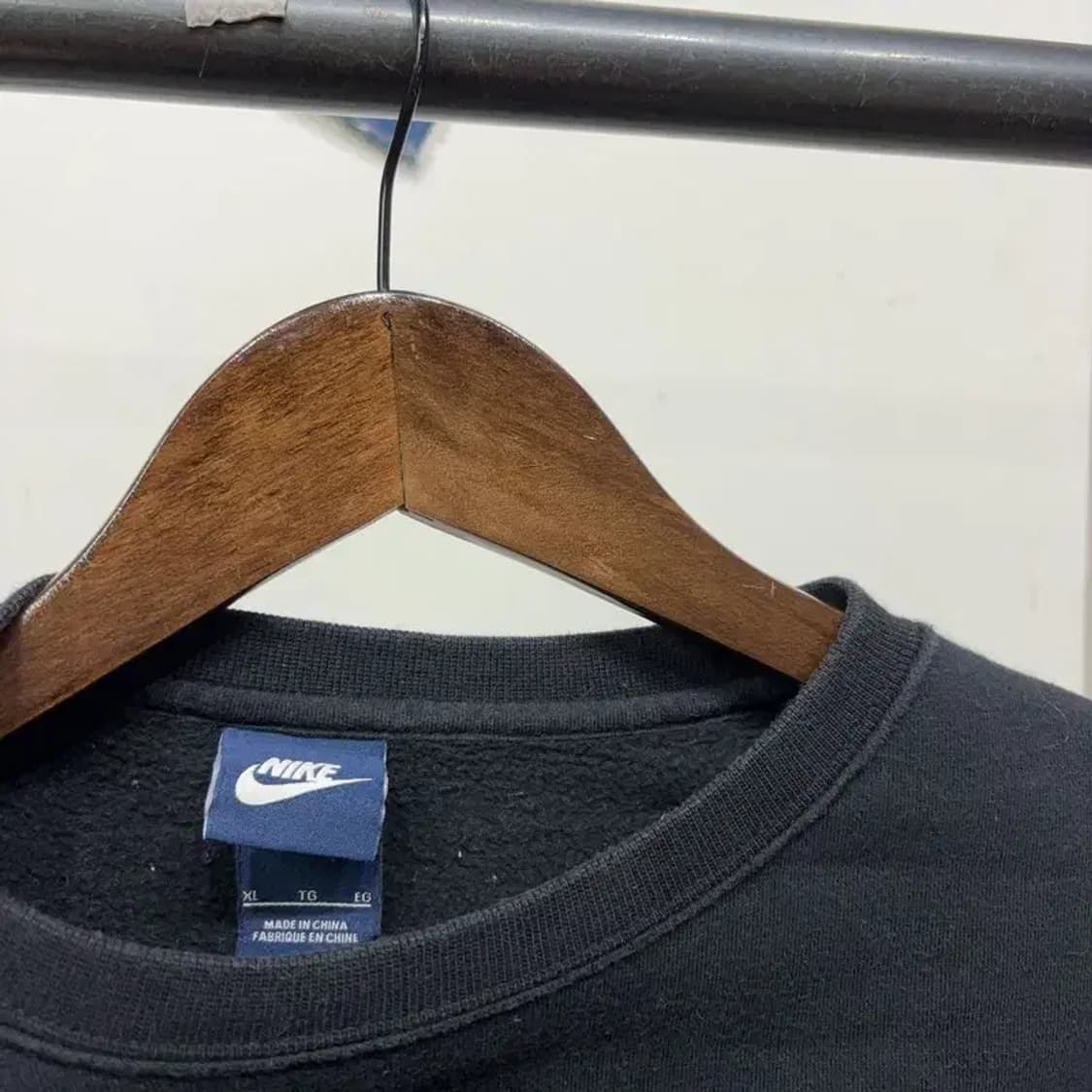 (105) 나이키 캐주얼 자수 기모 블랙 맨투맨 긴팔 티 상품이미지2
