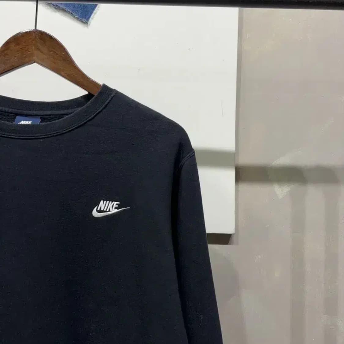 (105) 나이키 캐주얼 자수 기모 블랙 맨투맨 긴팔 티 상품이미지3