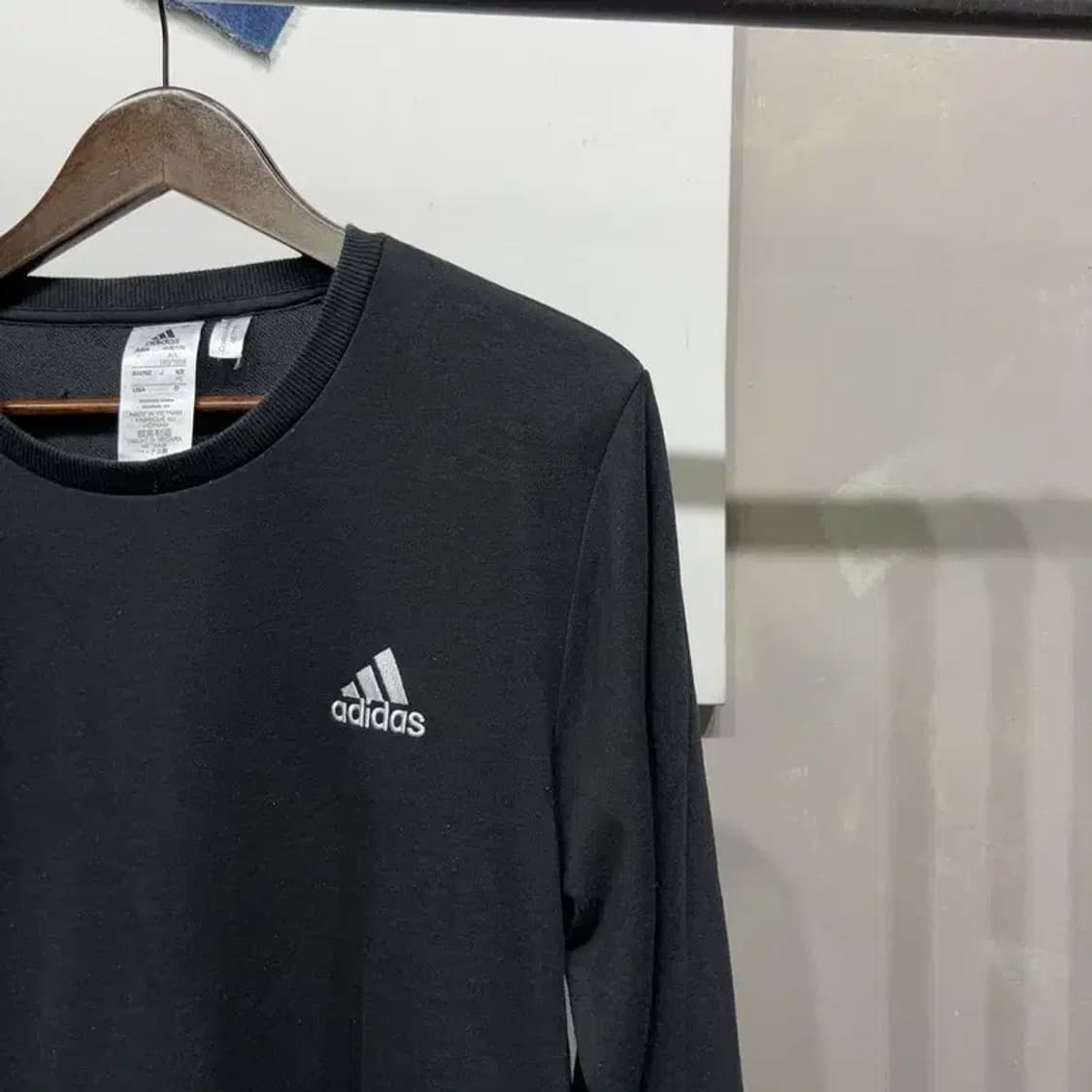 (105) 아디다스 캐주얼 로고 자수 맨투맨 긴팔 티 상품이미지3