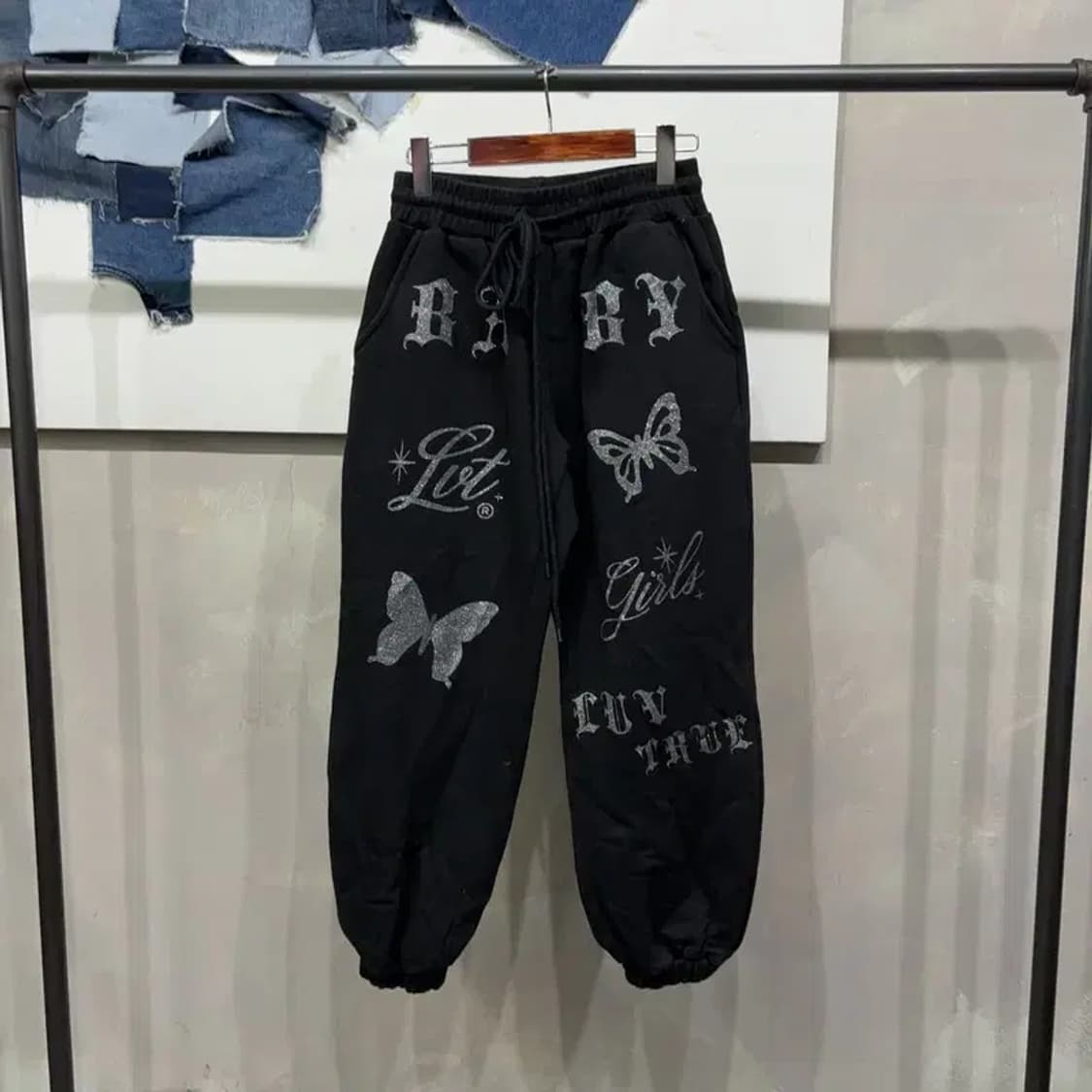 (26~28인치) 러브이즈트루 여성 Y2K 글리터 빅프린팅 조거팬츠 바지 상품이미지1
