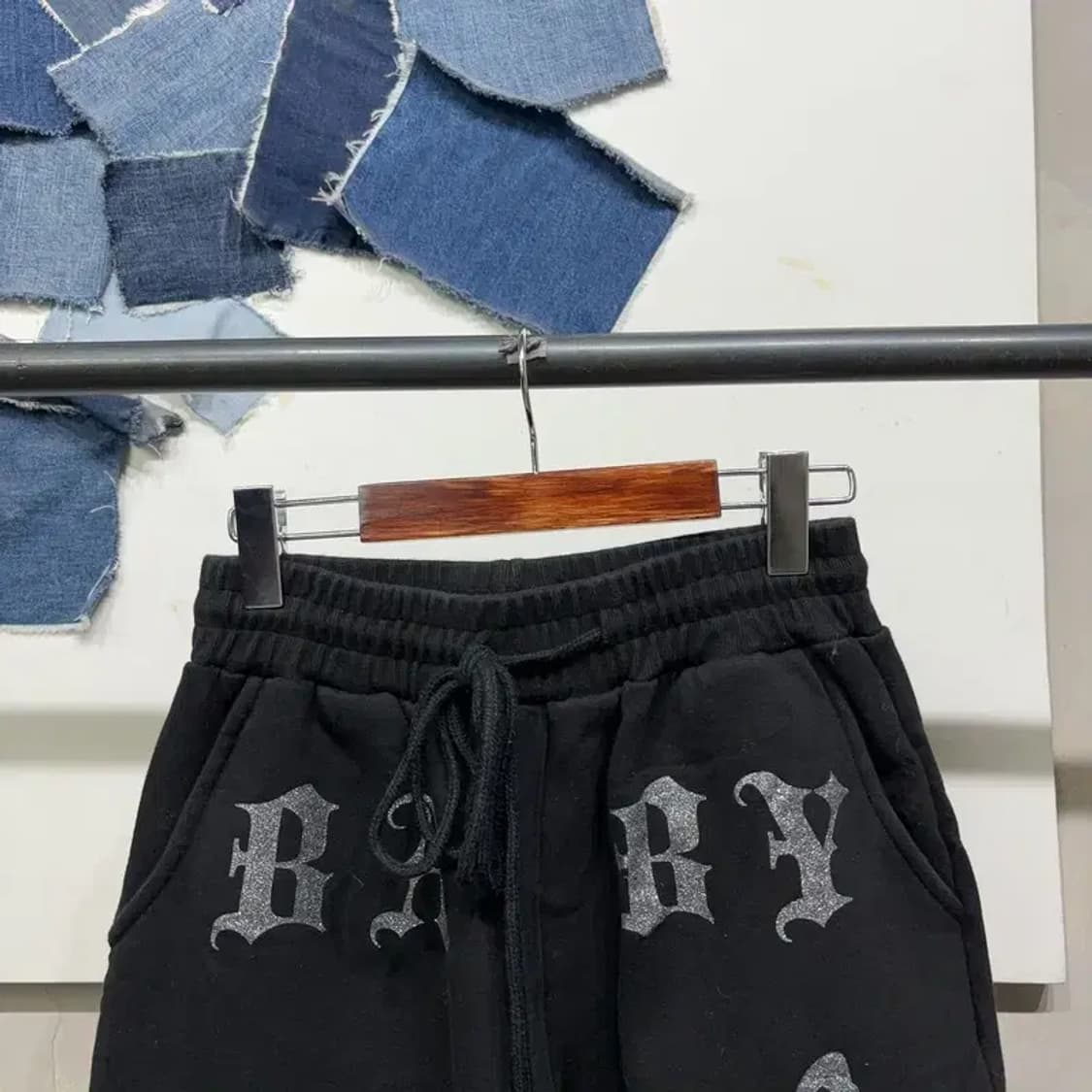 (26~28인치) 러브이즈트루 여성 Y2K 글리터 빅프린팅 조거팬츠 바지 상품이미지2