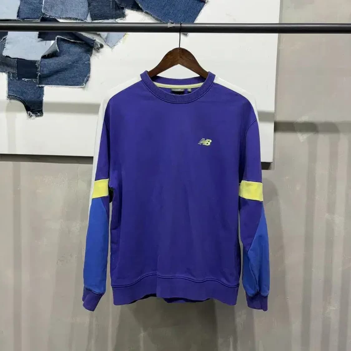 (95) 뉴발란스 스트릿 캐주얼 배색 사이드라인 맨투맨 긴팔 티 상품이미지1