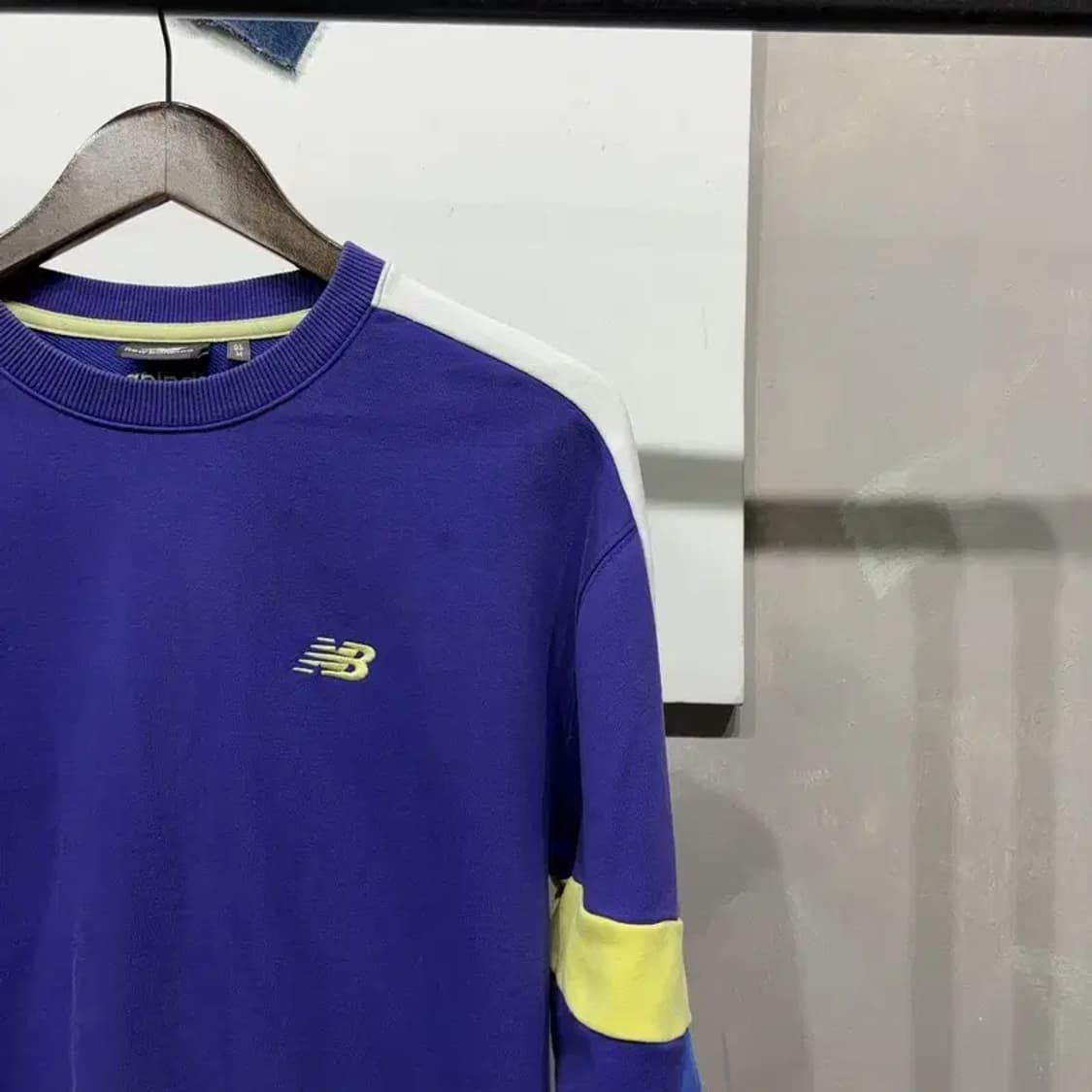 (95) 뉴발란스 스트릿 캐주얼 배색 사이드라인 맨투맨 긴팔 티 상품이미지3