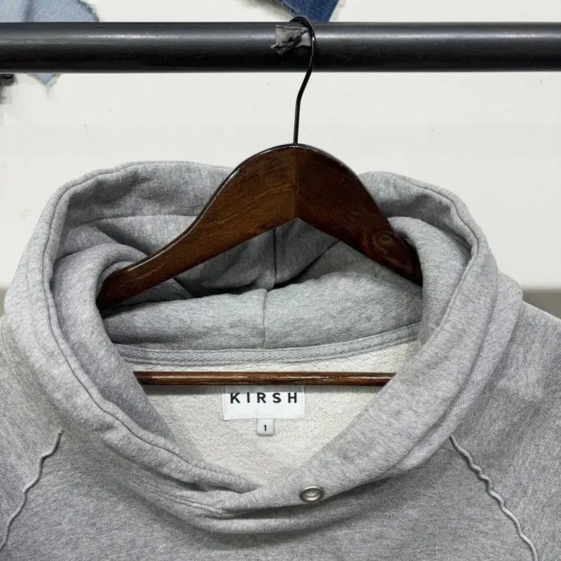 (100) 키르시 여성 스트릿 캐주얼 빅로고 자수 기모 후드티 상품이미지2