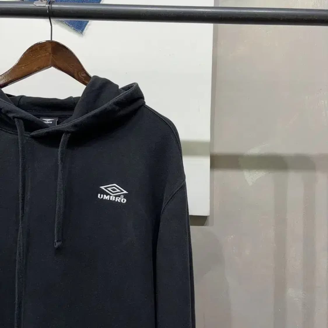 (110) 엄브로 스트릿 캐주얼 자수 로고 후드티 상품이미지3