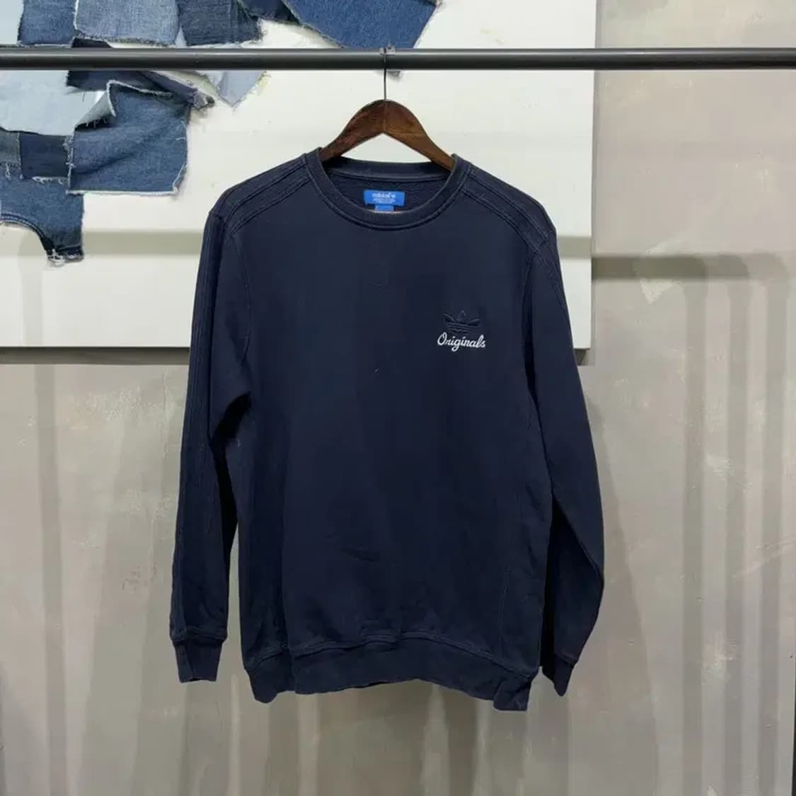 (100) 아디다스 캐주얼 자수 기모 네이비 맨투맨 긴팔 티 상품이미지1