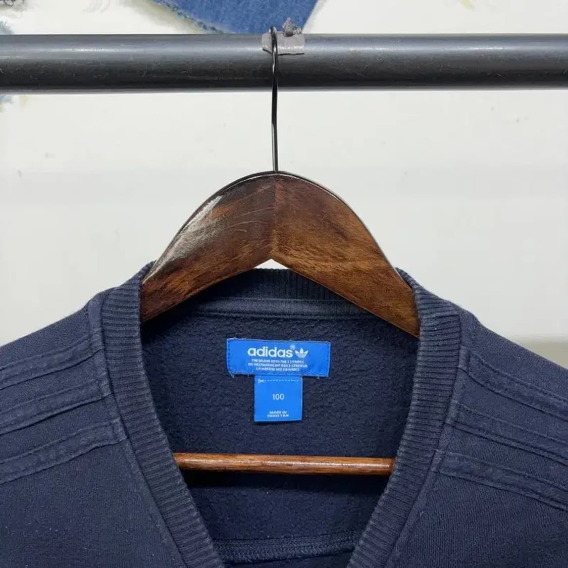 (100) 아디다스 캐주얼 자수 기모 네이비 맨투맨 긴팔 티 상품이미지2