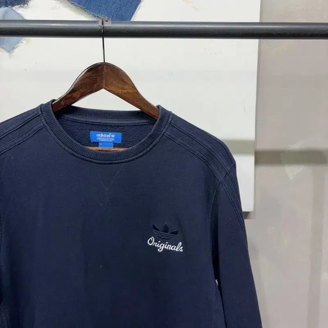 (100) 아디다스 캐주얼 자수 기모 네이비 맨투맨 긴팔 티 상품이미지3