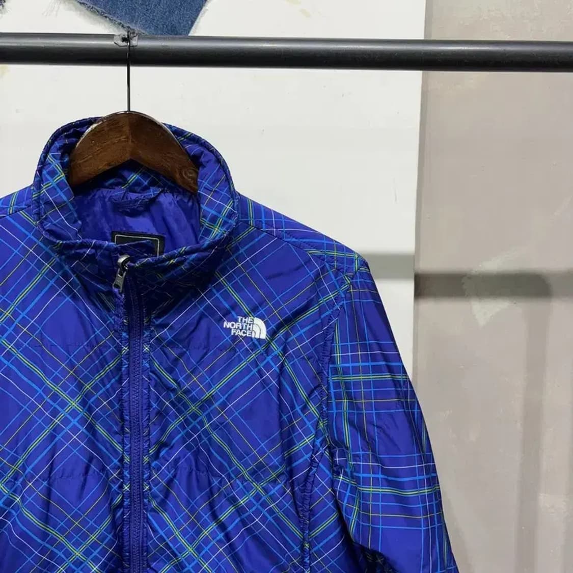 (100) 노스페이스 여성 아웃도어 체크 경량패딩 상품이미지3