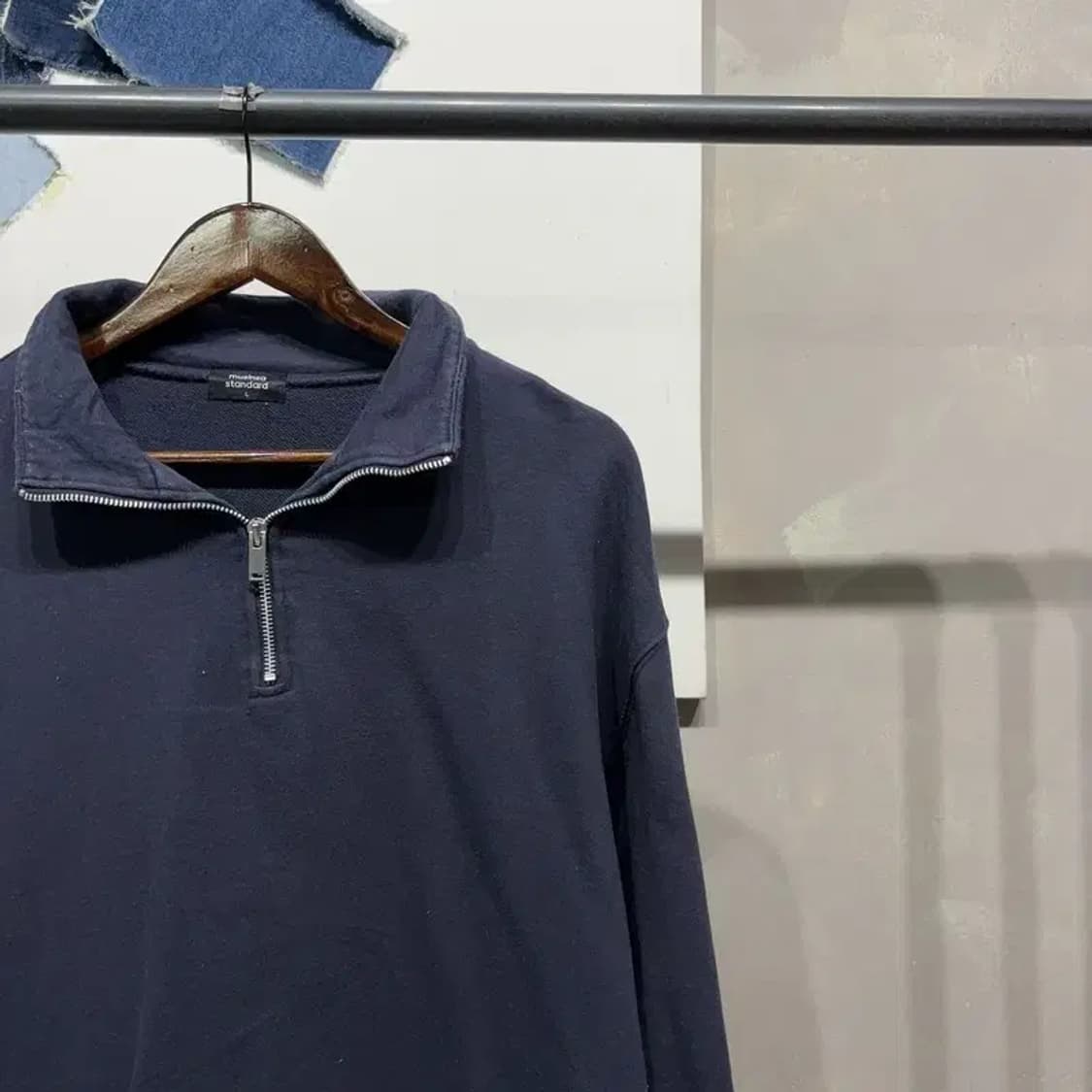 (100) 무신사스탠다드 무탠다드 반집업 네이비 맨투맨 긴팔 티 상품이미지3
