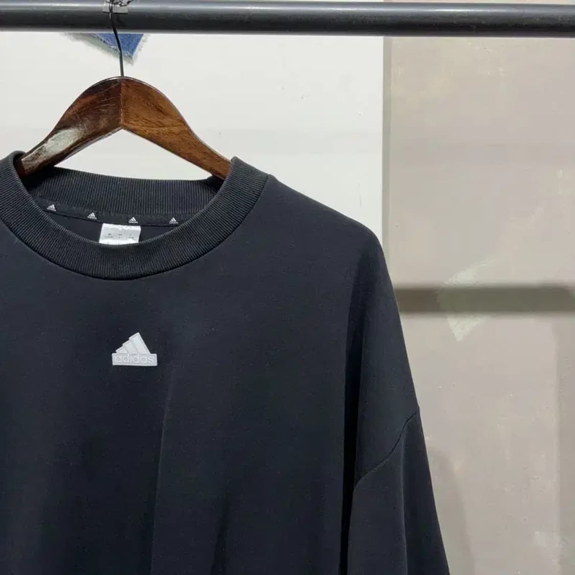 (100) 아디다스 여성 캐주얼 가오리핏 맨투맨 긴팔 티 상품이미지3